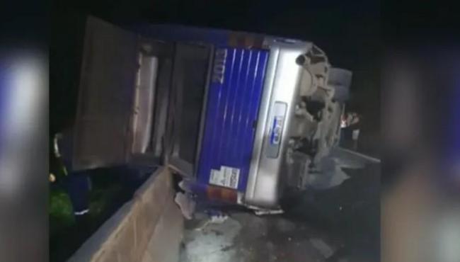 Ônibus tombar na Rodovia Régis Bittencourt e deixa 3 mortos e mais de 20 feridos em SP