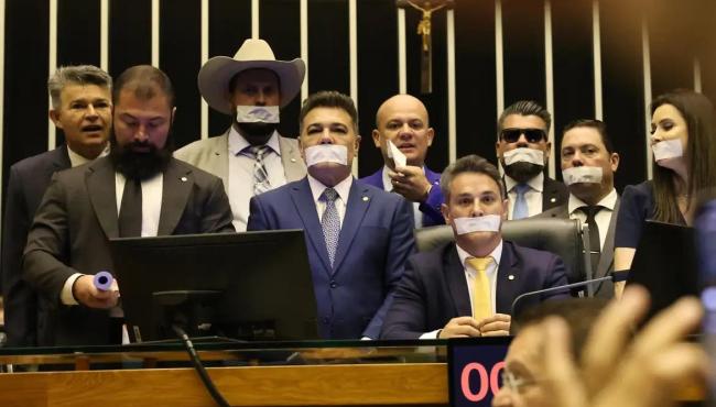 Oposição ocupa plenários por anistia a 8/1 e impeachment de Moraes