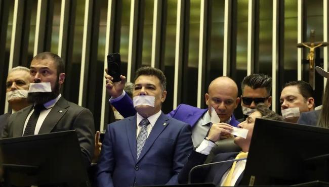 Oposição pernoita nos plenários do Congresso para impedir trabalhos