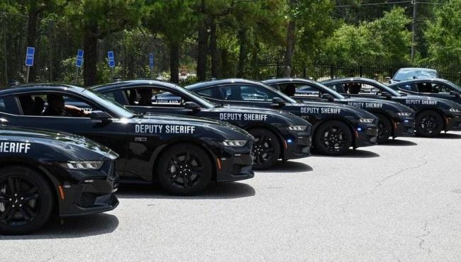 Ostentação? Xerife compra 17 Ford Mustang para polícia