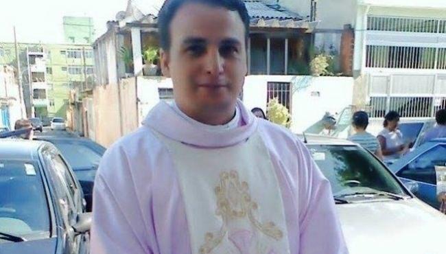 Padre acusado de abusar de adolescente tem prisão revogada