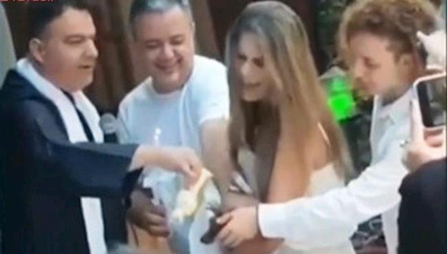 Padre batiza cachorro e causa polêmica na web