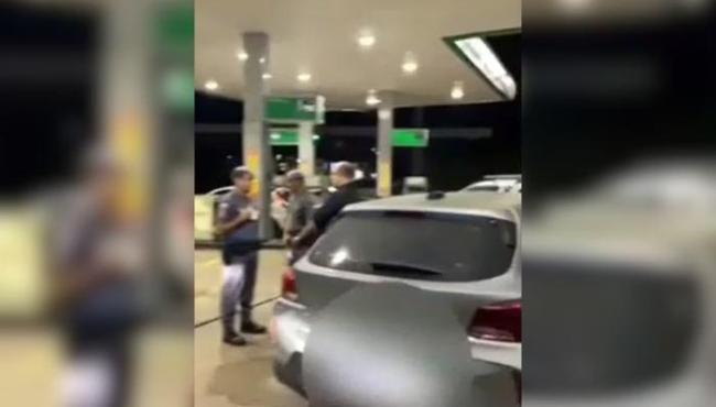 Padre bêbado quebra garrafas e xinga frentistas em posto de gasolina
