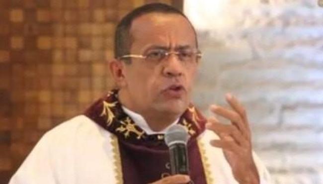 Padre católico é preso sob suspeita de desviar dinheiro de hospital público