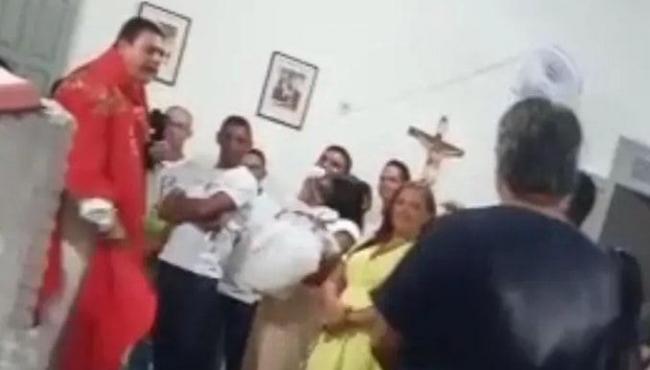 Padre expulsa padrinho que esqueceu nome de afilhada de igreja