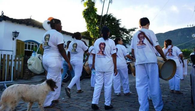 Padre proíbe congado dentro de igreja e é acusado de preconceito