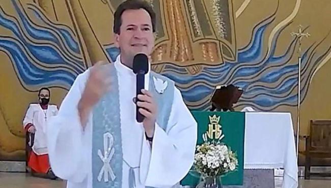 Padre que abusou de coroinhas é proibido de trabalhar fora da cadeia