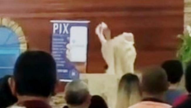 Padre tira a batina e abandona missa após discussão política em igreja