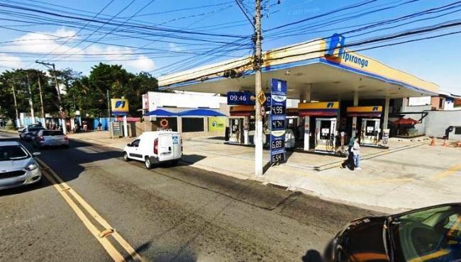 Pai abandona filhos de 9 e 10 anos em posto de gasolina e foge 