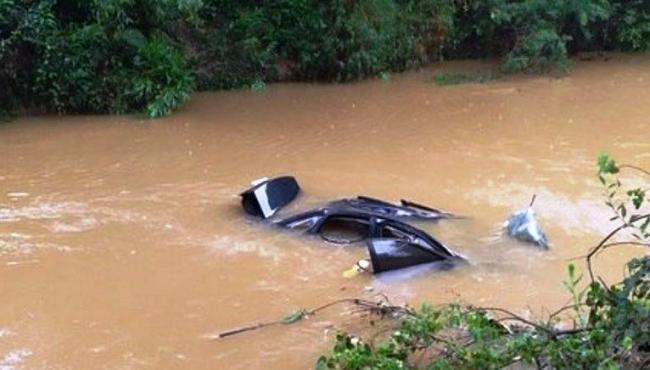 Pai e filha de 3 anos morrem após carro cair de ponte em MG