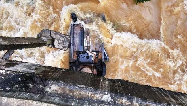 Pai morre e filhos ficam feridos ao caírem com carro de ponte, em Domingos Martins, ES