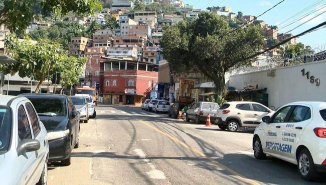 Pai que jogou bebê de carro em movimento em Vitória, assina termo e é liberado