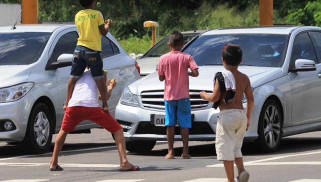 Pais alugam seus filhos por R$ 50 para pedirem dinheiro nos sinais trânsito