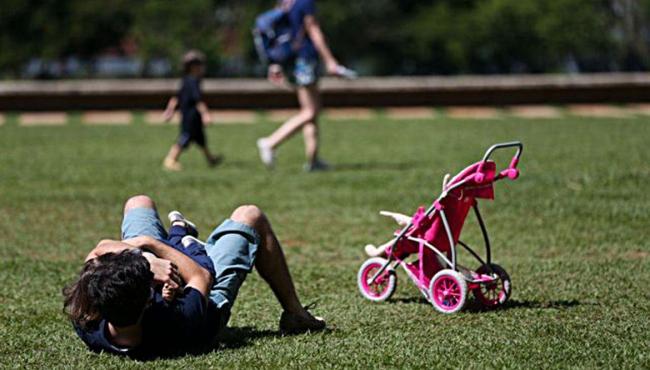 Pais estão menos presentes na criação de filhos, aponta estudo