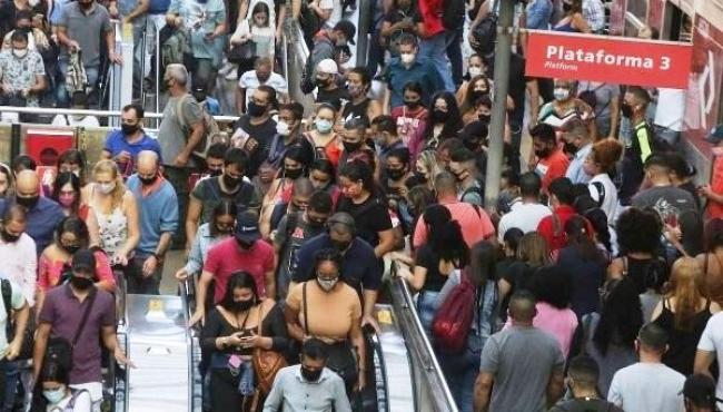 País tem 82 mortes por Covid em 24 horas; média móvel cai 44% e vai a 69
