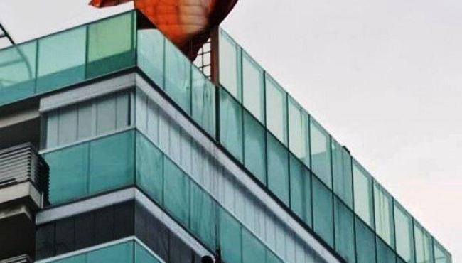 Parapente enrosca e homem fica pendurado em topo de prédio em Vila Velha, no ES