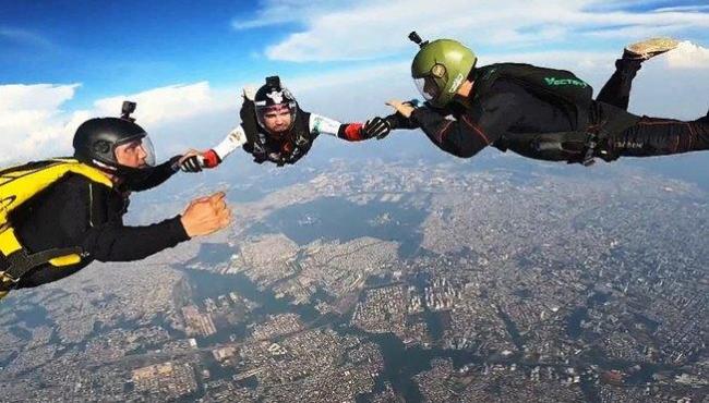 Paraquedista cai de altura de 120 metros, é dado como morto, mas volta a saltar