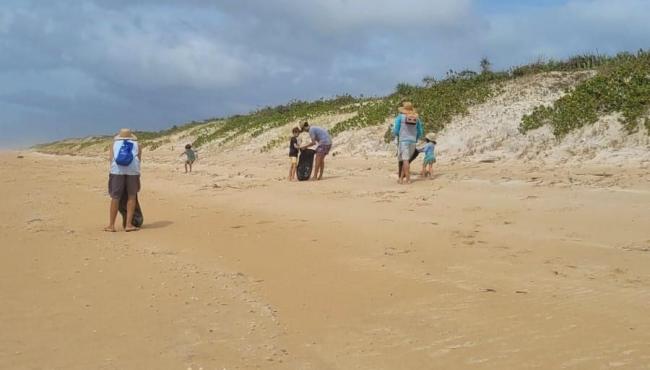 Parque Estadual de Itaúnas realiza mutirão de limpeza na praia