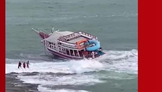 Passageiros são resgatados após escuna ficar à deriva e encalhar em Guarapari, no ES