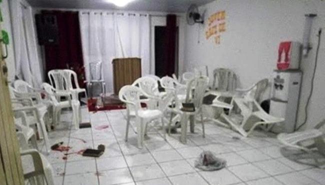 Pastor briga com uma mulher dentro da igreja durante culto
