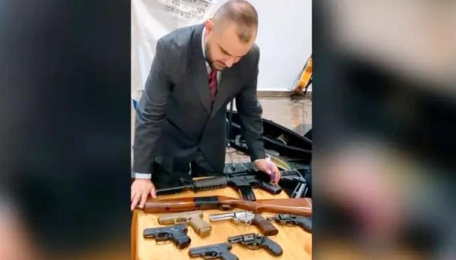 Pastor unge arsenal de armas durante culto em igreja evangélica, no PR