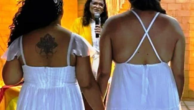 Pastora da Igreja Batista realiza casamento de duas mulheres