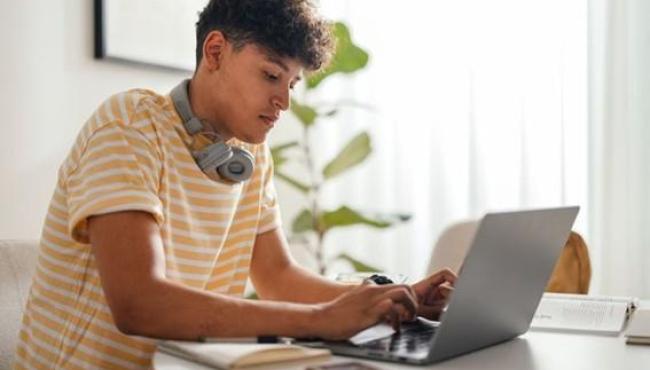 Pé-de-Meia: estudantes já podem consultar dados no portal do MEC