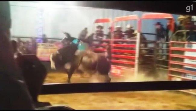 Peão morre após ser pisoteado por boi durante montaria em rodeio, em MG