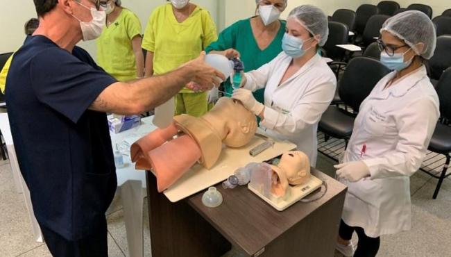 Pediatras e clínicos recebem treinamento para manejo de vias aéreas no Himaba