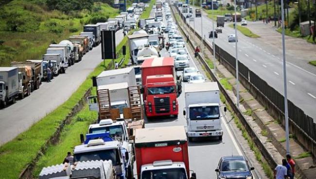 Pelo 2º dia consecutivo, caminhoneiros bolsonaristas bloqueiam estradas em 16 estados