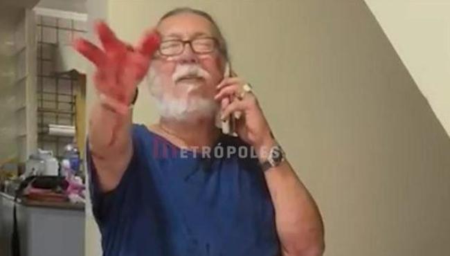 Perito Ricardo Molina urina e pisa em Bíblia e xinga mulher: “Morre, vagabunda”