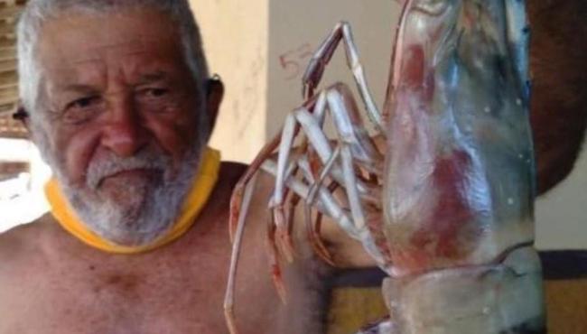 Pescador captura ‘camarão gigante' com mais de 400g e cerca de 50 cm, no RN