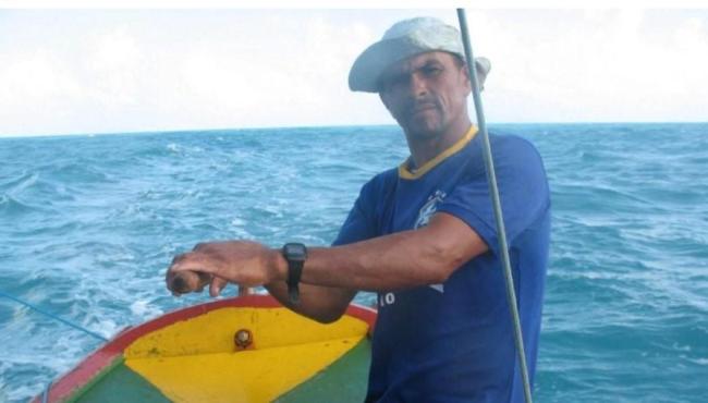 Pescador é homenageado em cortejo fúnebre no mar