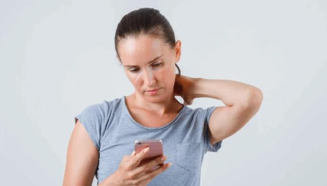 Pescoço de texto: o que o uso excessivo do celular faz com a sua postura