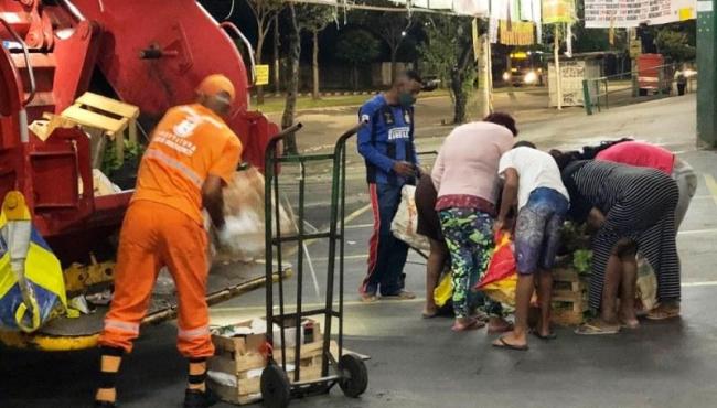 Pessoas cercam lixo de supermercado em busca de comida: “Vergonha é roubar”, diz uma delas