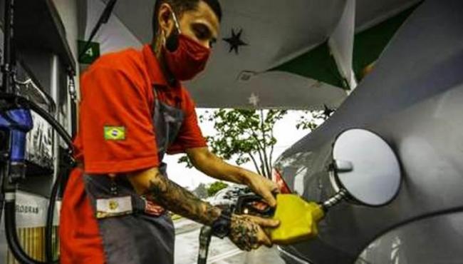 Petrobras reduz em 3% preço da gasolina para distribuidoras