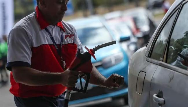 Petrobras reduz preços de gasolina para distribuidoras em 5,6% a partir desta terça-feira (3)