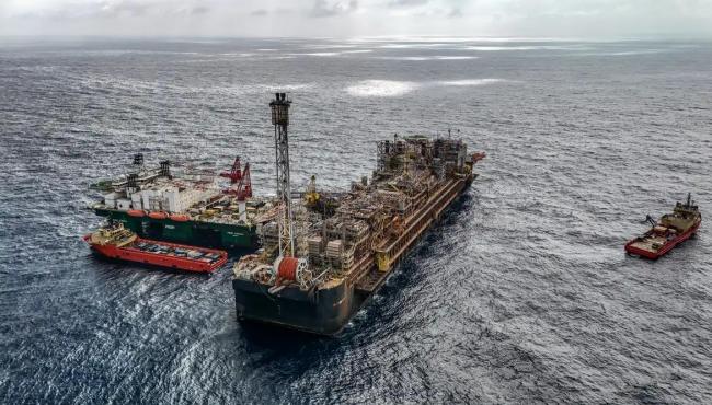 Petroleiros pedem Petrobras mais estatal e menor repasse a acionistas