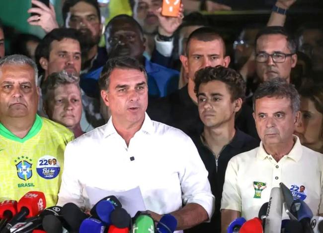PF investiga circunstâncias da fuga de Flávio Bolsonaro do Brasil