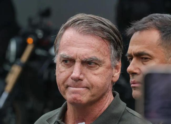 PGR dá aval para Bolsonaro fazer cirurgia no ombro