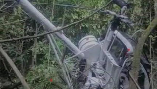 Piloto perde o controle e cai com helicóptero em mata em MG