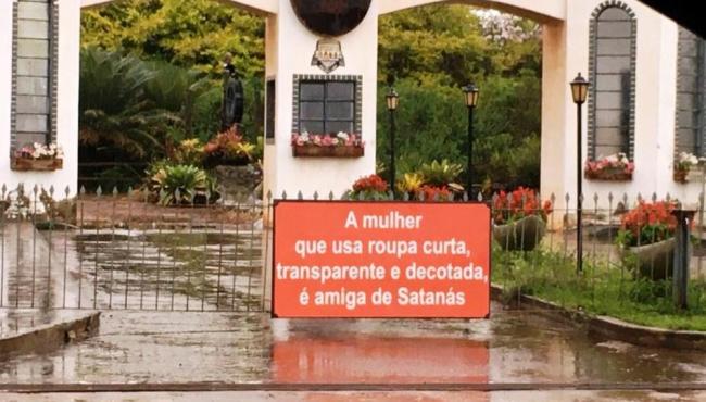 Placas instaladas em povoado de GO gera polêmicas