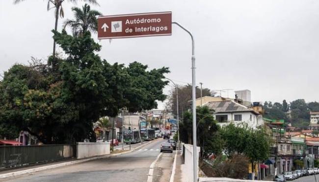 Placas para Autódromo de Interlagos a 40 km de distância do local intrigam moradores