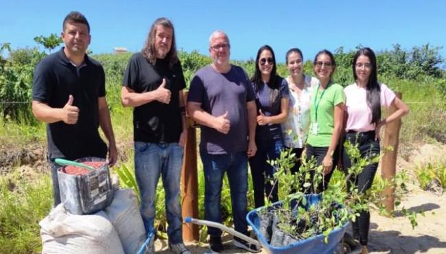 Plantio de mudas de arbustos e palmeiras nativas marca início do Programa Nossa Restinga, em São Mateus, ES