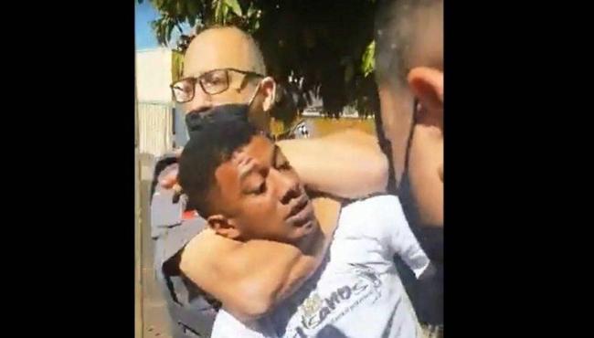 PM enforca jovem negro e o arrasta para fora de casa