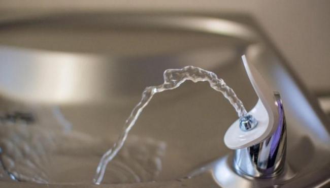 Pode beber água da torneira? Especialista aponta os riscos