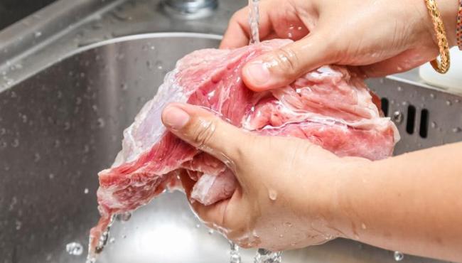 Pode lavar a carne antes do preparo? Especialista esclarece