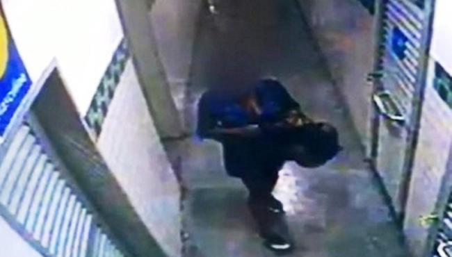 Polícia conclui que mãe asfixiou bebê antes de jogá-lo em lixeira