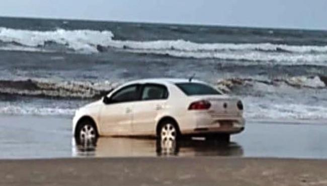 Polícia encontra idosa morta dentro de carro em praia