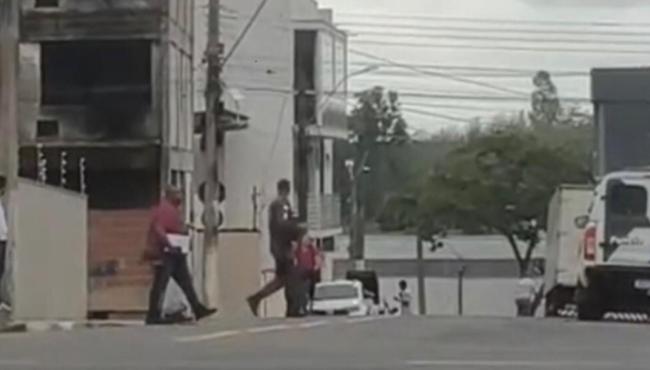 Polícia faz buscas na casa de suspeito de criar página de ataques e notícias falsas em Boa Esperança, ES